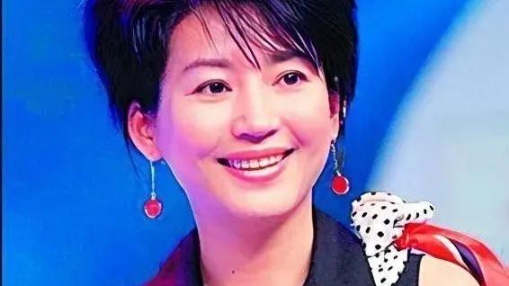 李佳明|一言难尽！央视知名主持李佳明，因一句话辞职央视远赴美国，现状如何