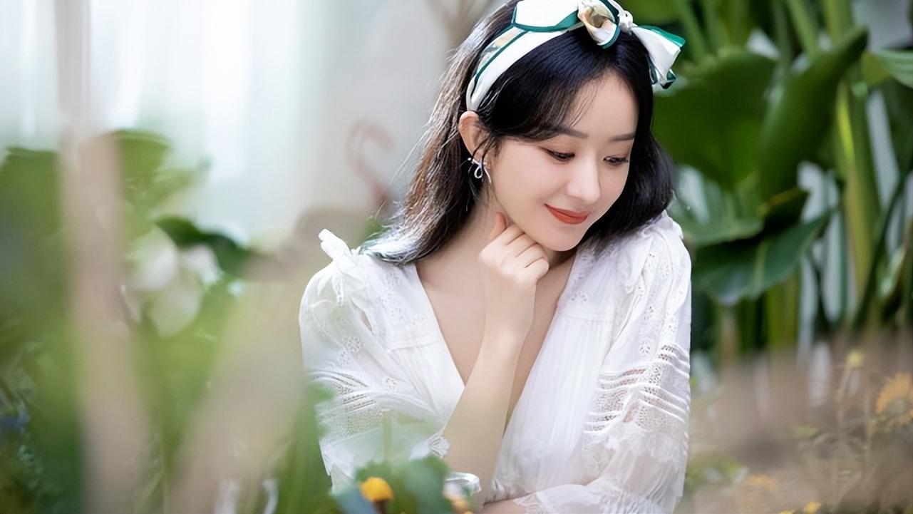 赵丽颖|赵丽颖带火“浅色+发饰”的搭配，看着太甜了，难怪当妈也不老气