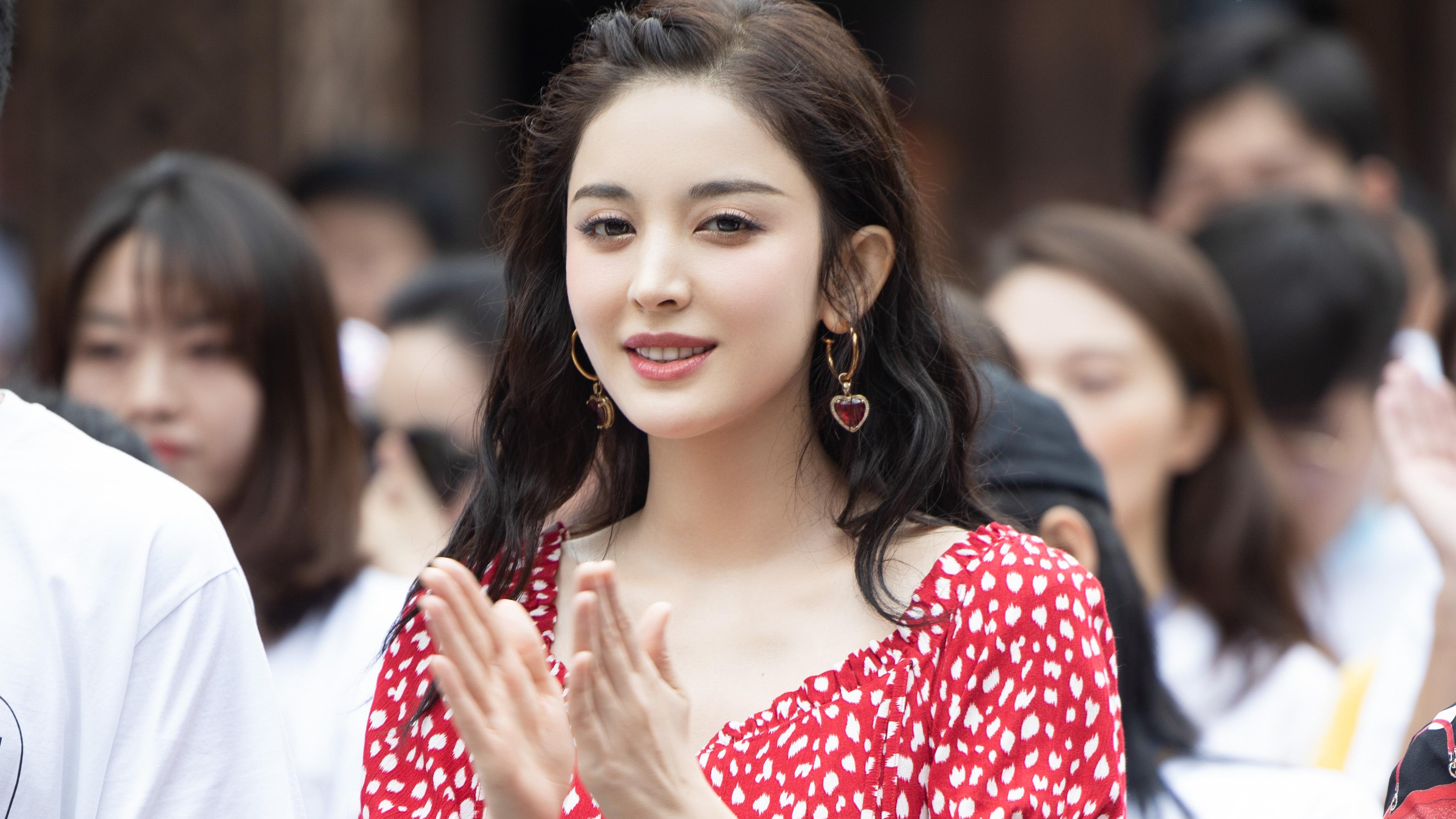 古力娜扎|古力娜扎的小公主画风，半马尾配条纹蛋糕礼服裙，甜美梦幻很迷人。