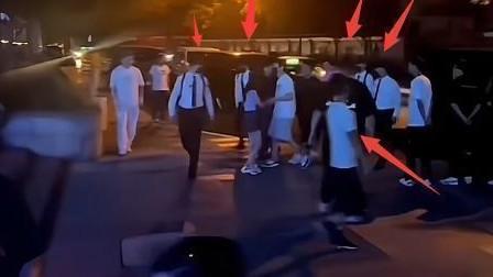 王思聪|王思聪买超夜店聚会，四名保镖护航阵势大，旁边还站着多位美女