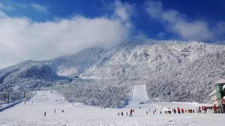 西岭雪山|冬奥会如火如荼之际，千寻国旅为您精心准备川西滑雪攻略！