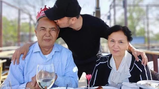 尼格买提|主持人尼格买提晒出近照，和父母在家吃饭，爸爸一头白发抢镜