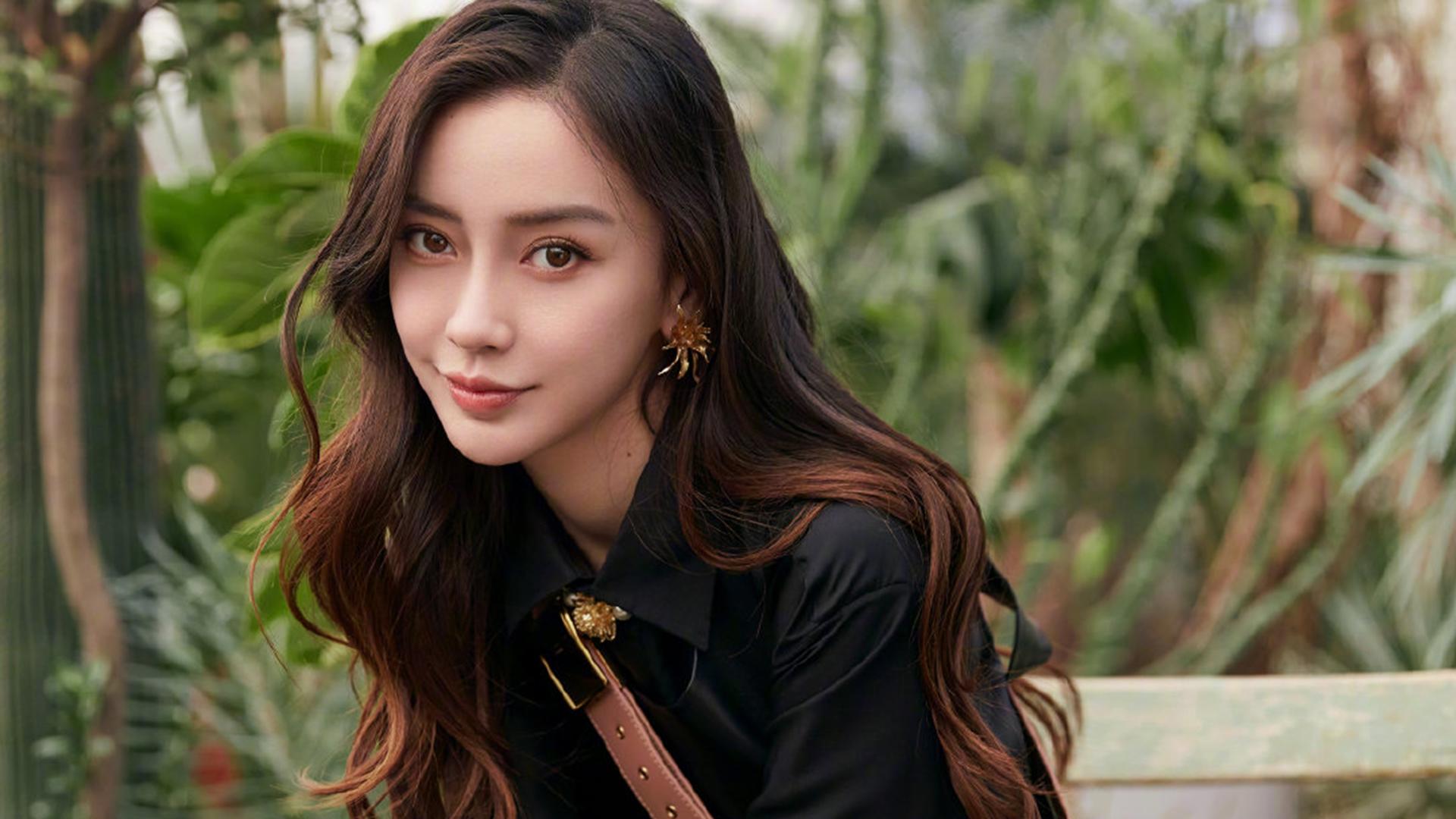 何赛飞|杨颖被某品牌糊脸遮住头部，品牌方道歉后，杨颖粉丝依旧不依不饶