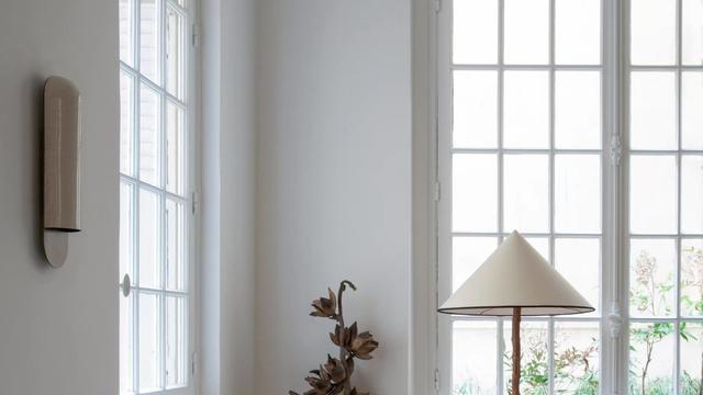 一个女人生活在巴黎，奶油焦糖色的家，散发着轻盈、复古的气息