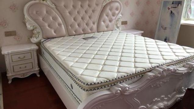 欧式混搭风格新房，硬装简单靠软装搭配温馨，父母说这样装就对了