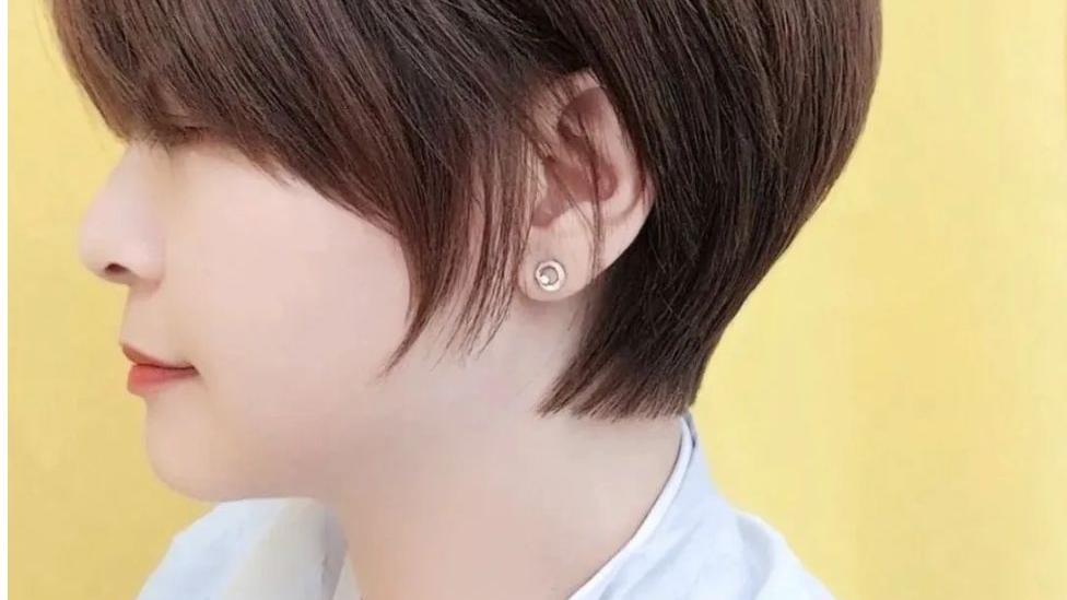 短发|今夏最火短发来了，挂耳短发纹理烫，潮流发色就是不一样