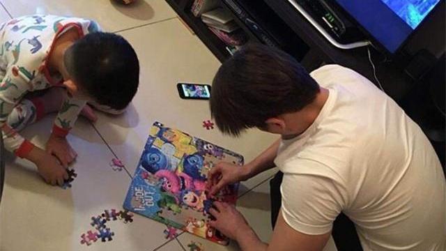 参观郭品超住的豪宅，在家也会陪小孩玩拼图，性格比较平易近人