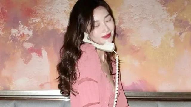 李斯羽|美女主播李斯羽穿粉裙大秀美腿！雪肤玉貌太性感妖艳