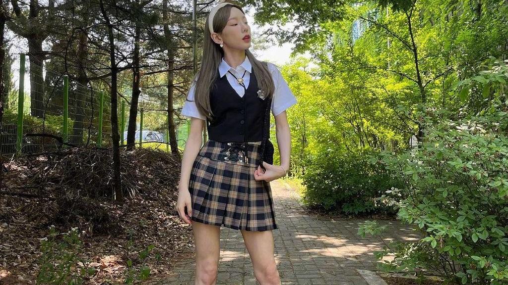 金泰妍|33岁泰妍穿校服，再现“纸片人”身材，比花还清新的美