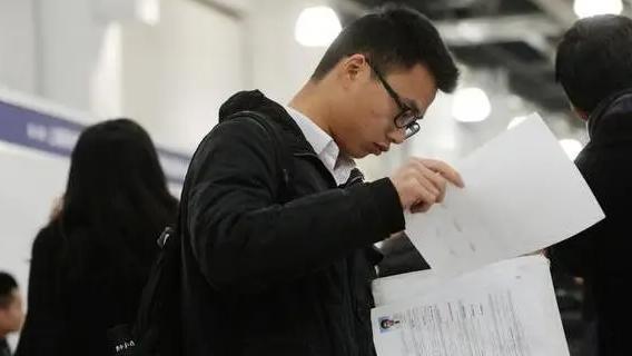 穿衣搭配|幸福来敲门，官方又下发新通知，或将改善应届生慢就业现象