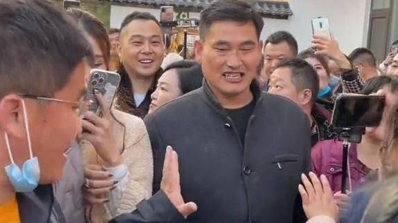 朱之文|小伟刚订婚，大衣哥赶忙启程去外地商演赚钱，儿子全程拎包陪同