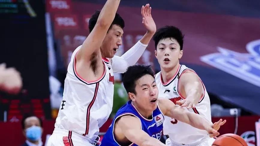 广东男篮|CBA广东队第一个续签1米87强将，新赛季杜峰重点培养