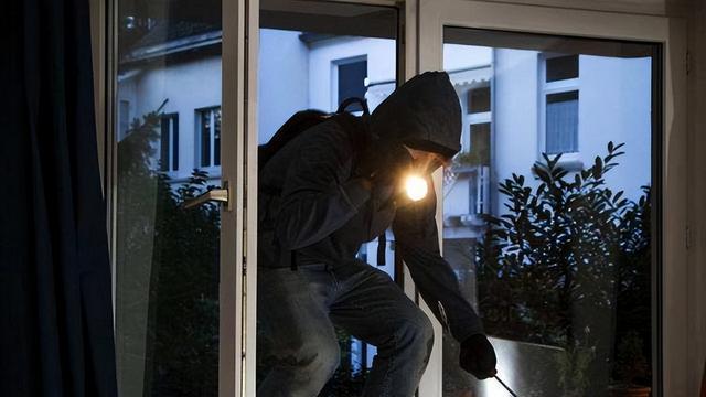 梦境预警，小偷入室，惊醒于袭击前夕的深层解析