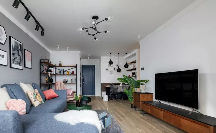 客厅别做复杂的吊顶了，试着用石膏线走一圈，简直不要太美