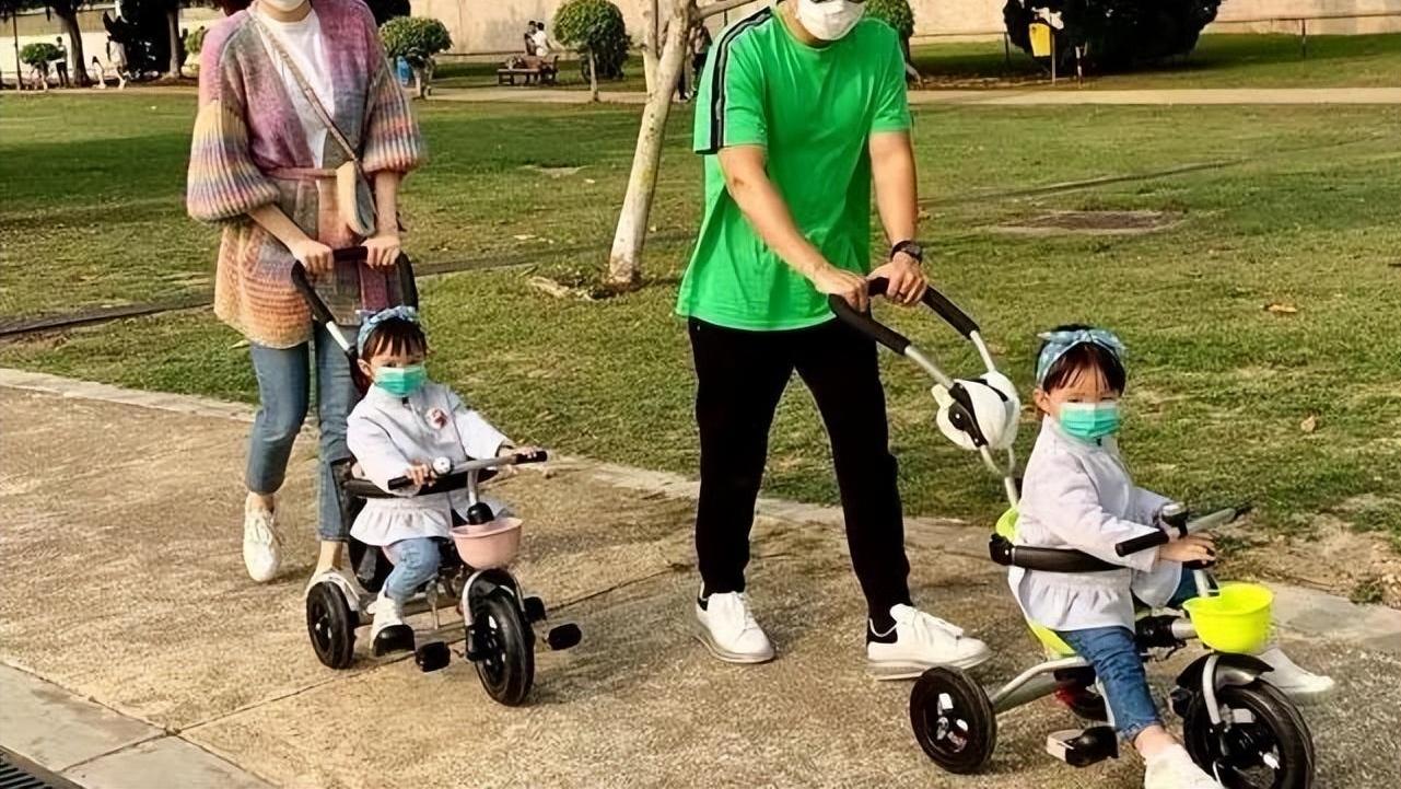 熊黛林|熊黛林祖孙三代游玩，她打扮时髦还像单身，娘家妈朴素婆婆阔气