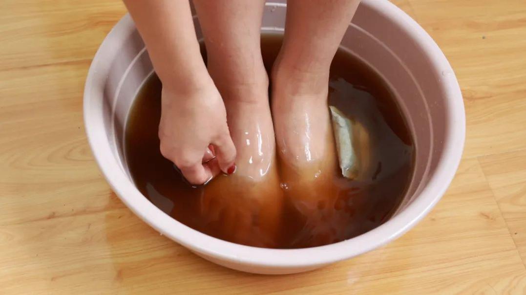 胆囊|湿气较重的人，往往有这3个表现，需要采用这5个方法祛湿