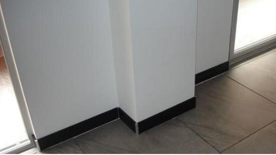 踢脚线是明贴好还是暗贴好？邻居直说被工人骗，入住就知被坑惨