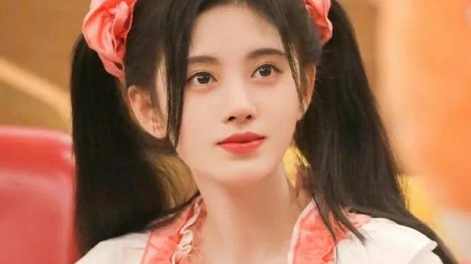 张子枫|“白幼瘦”席卷00后小花！张子枫的腿、赵今麦的腰，先后引起群嘲