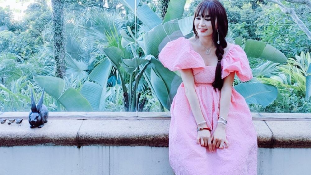 温碧霞|温碧霞提前庆生晒照，镜头下的一同好友，宛如两代人