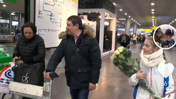 莎莎|莎莎老爸罕见露面！在机场接女儿回家，网友：莎莎绝对是亲生的