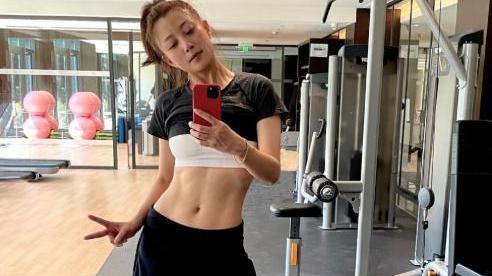 殷桃|42岁演员殷桃生图曝光，深V上衣配卷发状态好，网友：羡慕发量