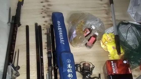 钓鱼|钓鱼界的扫地僧！广东一老奶奶徒手钓鱼，轻轻松松收获小半桶