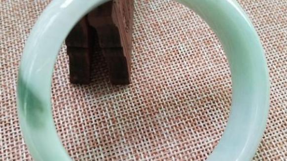 翡翠手镯|不要说翡翠手镯价格差距大，用途不同，品质和价格就完全不同