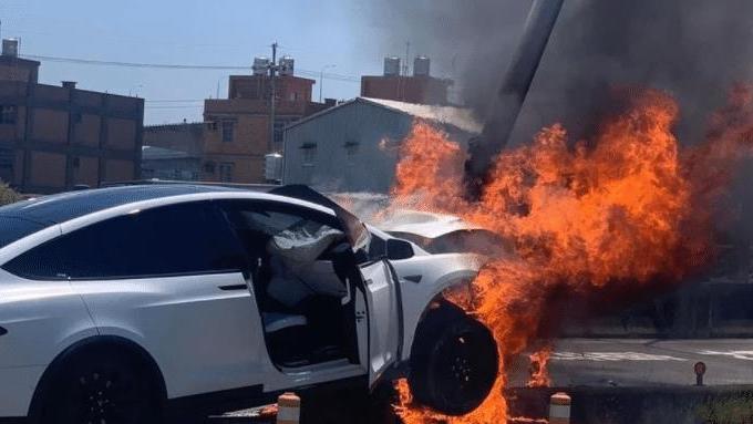 林志颖|林志颖带儿子驾特斯拉出车祸   伤情较重  事发前后照片曝光