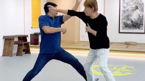 梁小龙|73岁梁小龙和徒弟对打发火！言辞犀利表情严肃，一头黄发精神十足