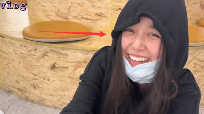 蒋依依|21岁蒋依依外出游玩，素颜有眼袋、小雀斑，不化妆显疲惫