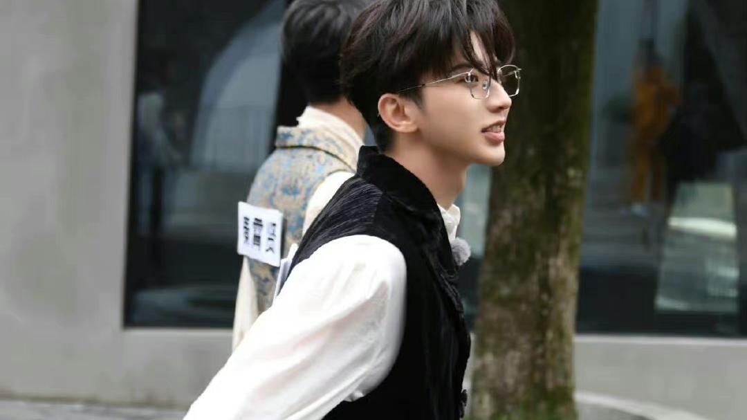 蔡徐坤|跑男最新路透，蔡徐坤的装扮很王子，宫廷绅士风格彰显