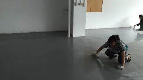 头一次见装修不铺瓷砖和地板，如今都时尚装这种地面，太聪明了