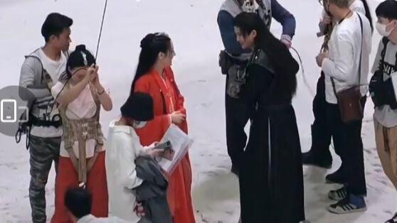 片场|驭鲛记：任嘉伦在片场变话唠，忍不住加肢体动作比划，热巴静静看