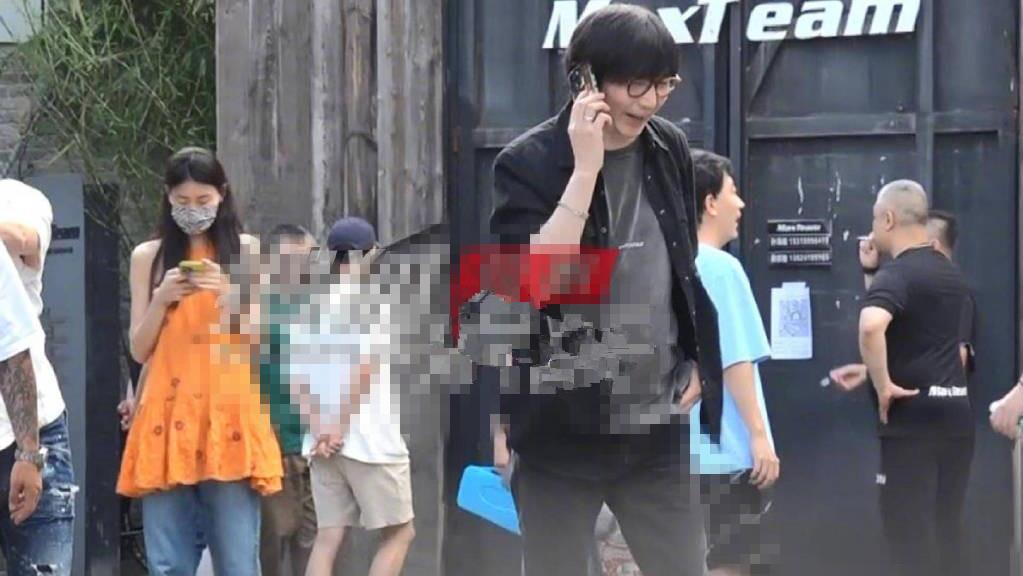 张亚东|53岁张亚东现身艺术区，打电话吸烟显忙碌，高挑美女全程相伴