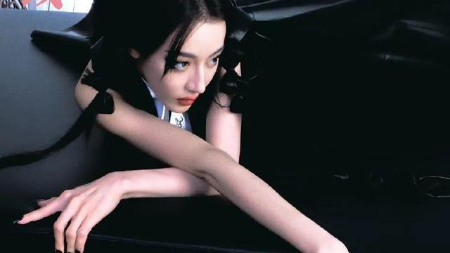 迪丽热巴|迪丽热巴穿黑色长裙超酷飒！新疆美女魔鬼身材太性感火辣