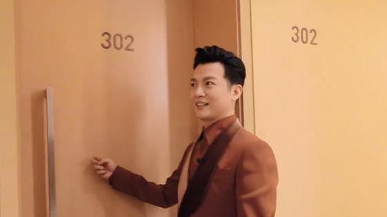 任鲁豫|任鲁豫：废寝忘食干工作，五一晚会后台一边吃盒饭一边“背台词”