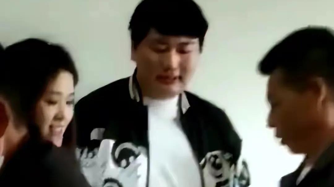 |大衣哥儿子朱小伟定亲仪式上一道靓丽风景线，不知道大家发现没？