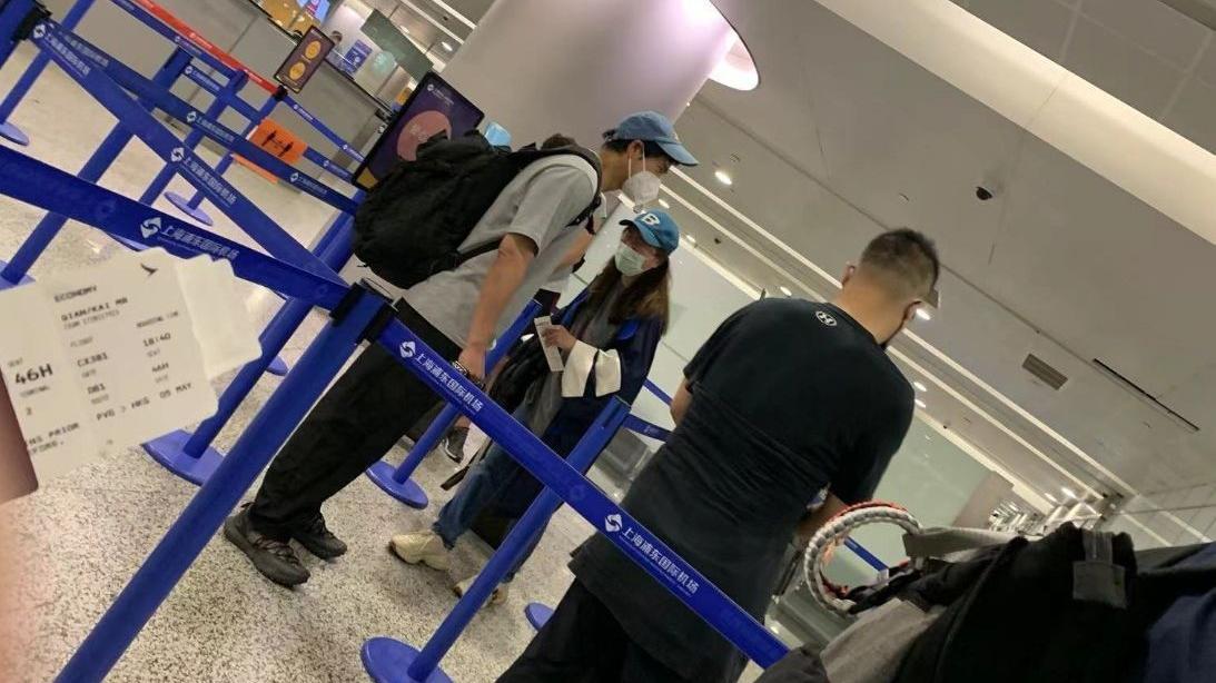 彭于晏|曝彭于晏连夜离开上海，打扮低调头发凌乱，被质疑明星有特殊待遇