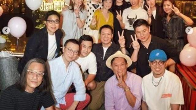 张艾嘉|张艾嘉一家三口罕见同框，老公留长发像阿姨，儿子越长越普通了