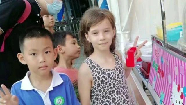 |孙辉和彭四英通电话，夏令营时间改成28天，下周孙海洋接他回家