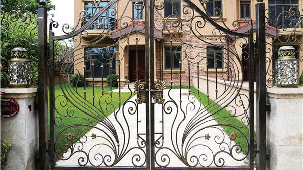 你知道中式别墅围墙铁艺大门定制风格的特点有哪些吗？