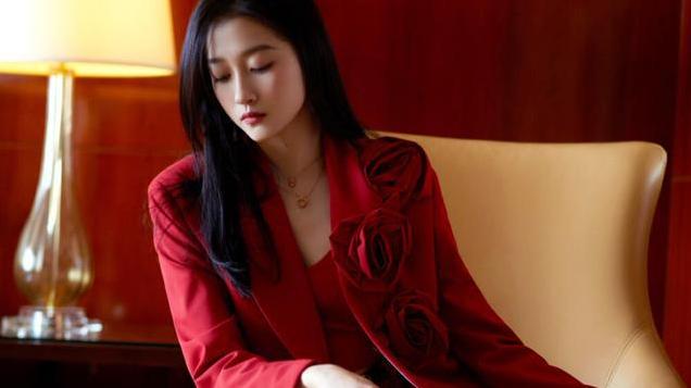 关晓彤|红丝短裙搭配西服，关晓彤大秀少妇风采，网友：太艳了！