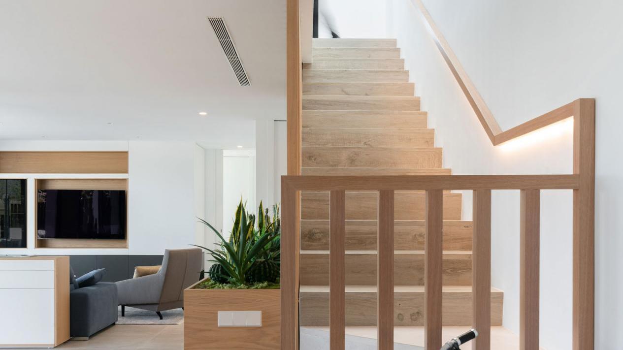 想拥有个高颜值木质楼梯，3点注意事项可不能忽略，特别是后期维护