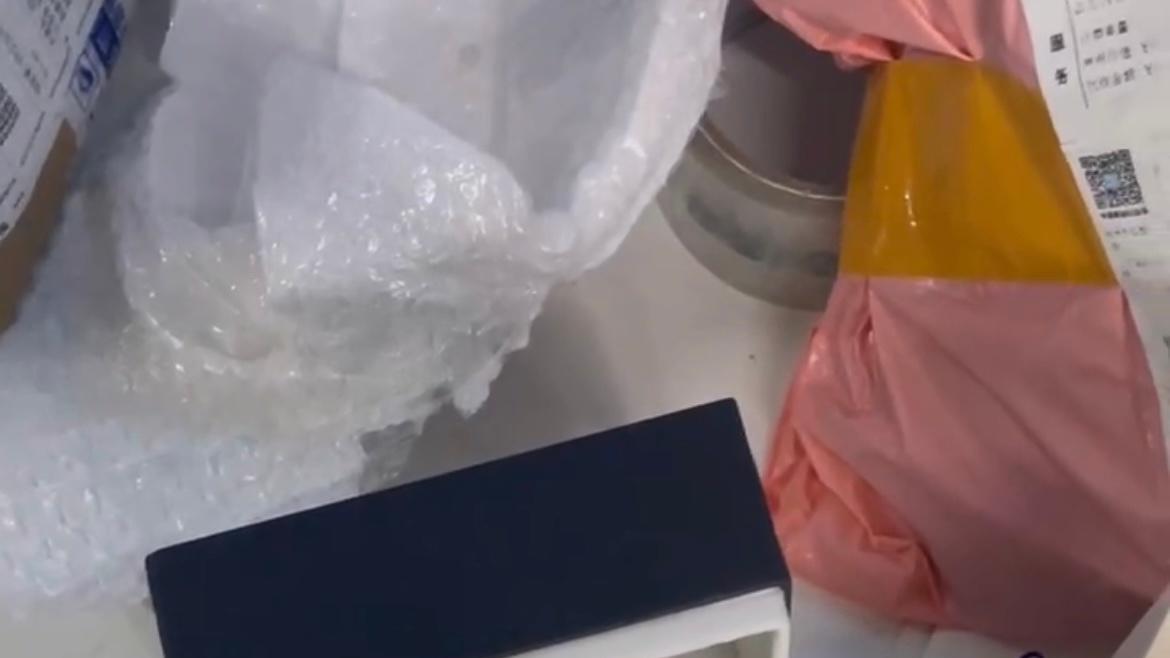 男子网购手表收到沙子，要求退一赔三被拒！