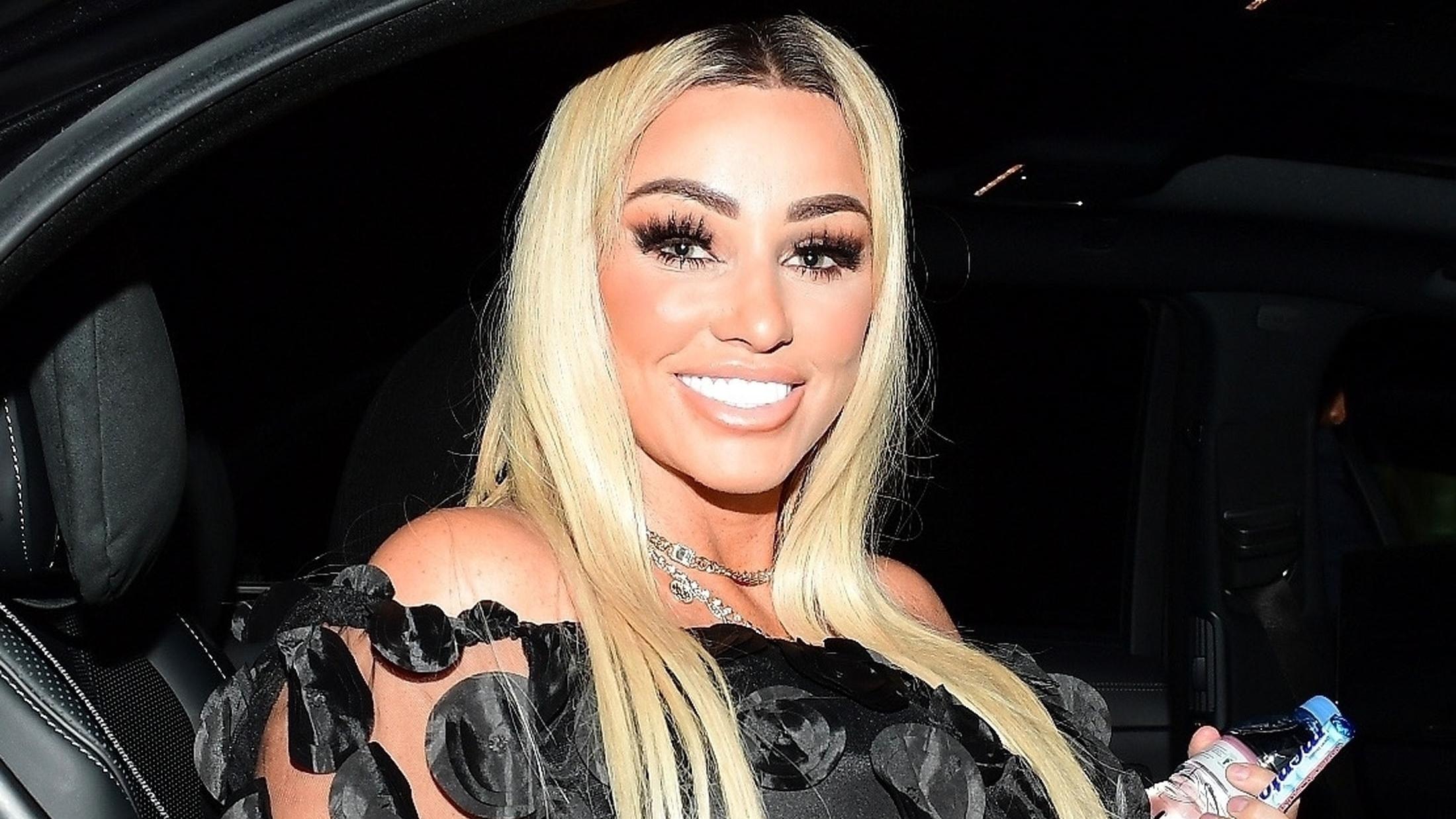 整容|凯蒂·普莱斯经最新整容手术后首次展示新面孔，表示自己只是微调