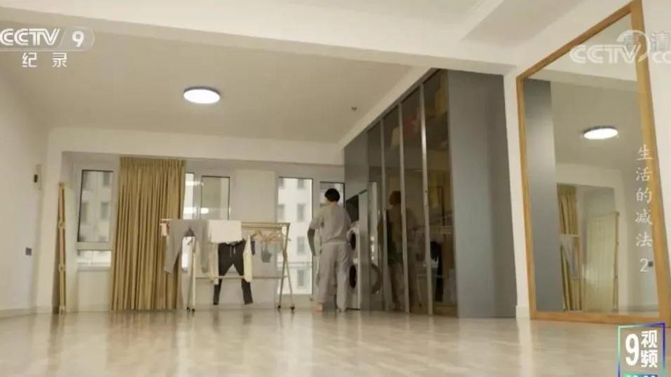 中国“断舍离女孩”火上央视！88㎡仅6件家具，吃饭靠“以物易物”！