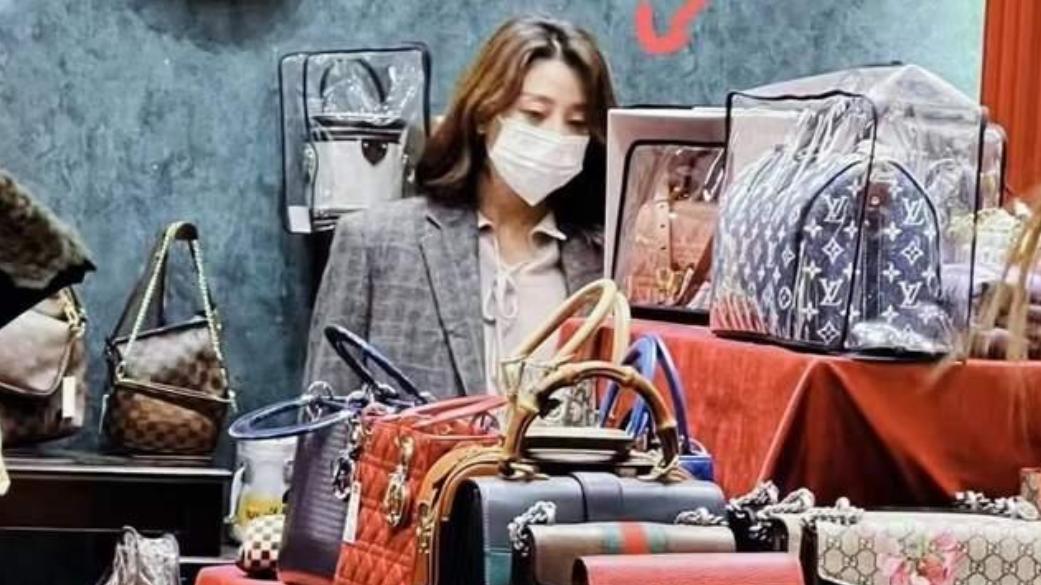 殷桃|“郑娟”逛二手名牌包店被偶遇，戏里卑微土气，戏外时尚女王气场