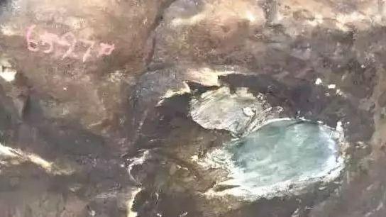 翡翠手镯|150万买的一块原石一刀下去，切出价值3000万的满色翡翠手镯!