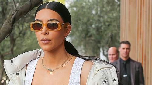 金·卡戴珊|金卡戴珊层次穿搭新玩法，羽绒服下的玄机