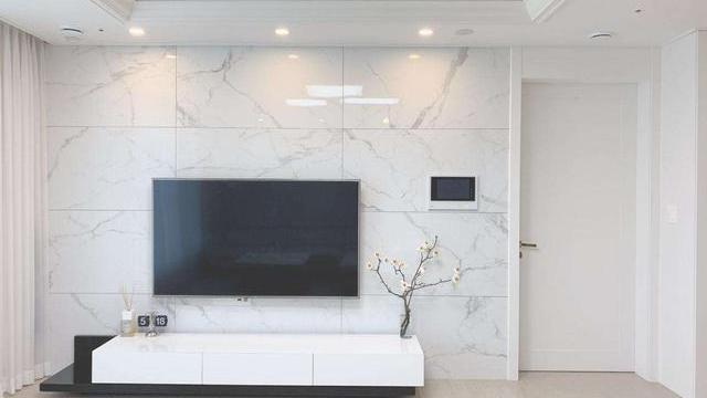 装修时不顾家人反对，坚持地砖贴墙面，如今后悔不已，问题太多了